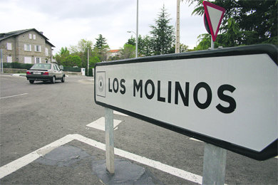 Entrada a la localidad serrana de Los Molinos desde la carretera M-622  (Foto: ARCHIVO)