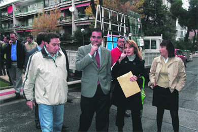 El alcalde, junto a concejales y técnicos, visitando la urbanización Entresierras  (Foto: R.M. PEÑA)