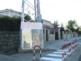 La torre de electricidad instalada en una calle de Los Negrales