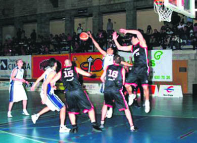 Imagen del partido ante el San Isidro (Foto: WWW.BTORRELODONES:COM)