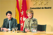 Ignacio González junto a Esperanza Aguirre, ayer  (Foto: C.M.)