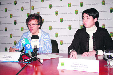 La alcaldesa de Alpedrete, junto a la concejala de Personal  (Foto: RICARDO MIGUEL PEÑA)