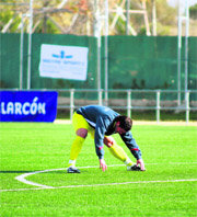 Castro hace estiramientos en el partido ante el Pozuelo  (Foto: R.M. PEÑA)