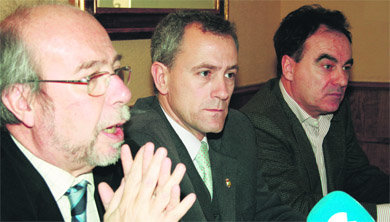 José Ramón Mendoza (IU), José Ramón Regueiras (PIPH) y Julián Carrasco (PSOE)  (Foto: R. M. PEÑA)