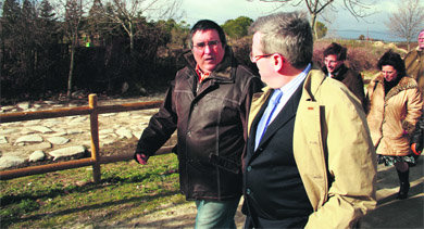 Políticos regionales y locales, recorriendo el tramo recuperado de la calzada  (Foto: RICARDO M. PEÑA)