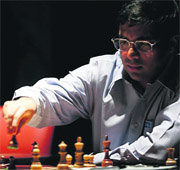 Anand, moviendo pieza en el reciente Mundial FIDE  (Foto: FIDE AMÉRICA)