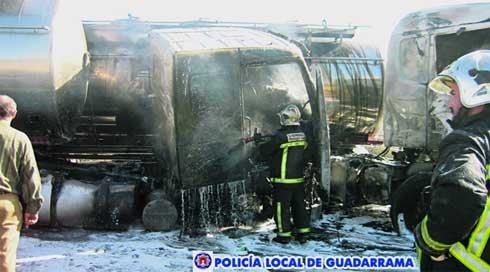 Un aparatoso accidente de dos camiones provocó el corte durante horas de la salida 47 de la A-6