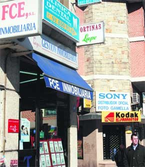 Rótulos comerciales en la calle Real de Villalba  (Foto: R. M. PEÑA)