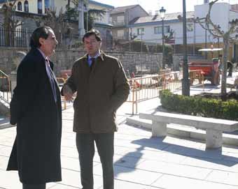 Juan Oñate García, director general de Vivienda y Rehabilitación de la Comunidad de Madrid  junto al alcalde de Guadarrama, José Ignacio Fernández Rubio (Foto: Ricardo M. Peña)