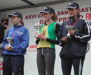 Beatriz Esteban (en el centro) junto a sus compañeras de podio (Foto: F.A.M.)