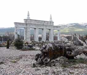 La fachada principal del edificio de las antiguas piscinas de Prado Tornero preside el acceso a El Escorial desde la M-505