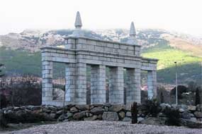 La fachada principal del edificio de las antiguas piscinas de Prado Tornero preside el acceso a El Escorial desde la carretera M-505