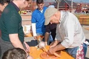 Elaboración de los chorizos en la fiesta de la matanza   (Foto: Cedida)