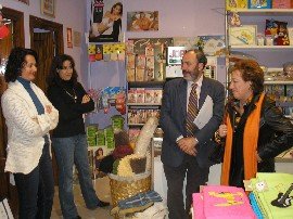 El edil de Comercio, con la ganadora en una tienda de Galapagar