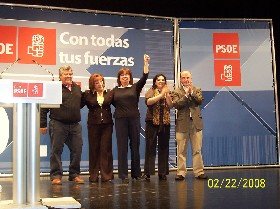 Cristina Narbona, en el centro, en el mitin del pasado viernes en Moralzarzal (Foto: Cedida)