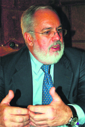 Miguel Arias Cañete, en un momento de la entrevista  (Foto: J. Q.)