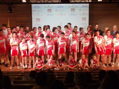 Foto de familia de las escuelas villalbinas de ciclismo, el pasado sábado en Peñalba (Foto: El Faro)