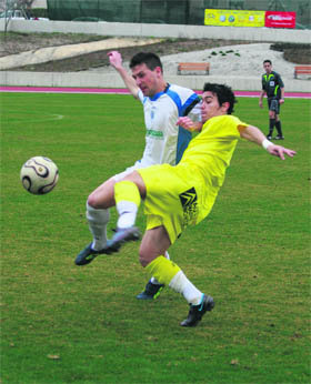 Ballesteros, disputando un balón ante el Puerta Bonita  (Foto: R. M. PEÑA )