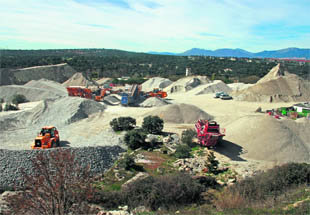 La montaña de residuos procedentes de la obra de Honorio Lozano y Batalla de Bailén