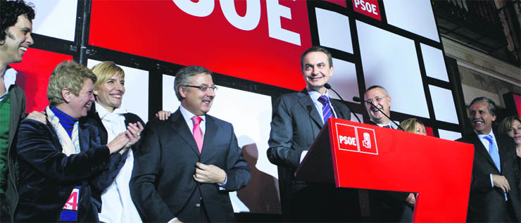 José Luis Rodríguez Zapatero comparece en Ferraz, junto a su mujer y varios miembros de la Ejecutiva socialista, tras su triunfo en la noche electoral del 9-M