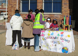 El Aula de la Naturaleza entrega a Cáritas los alimentos recogidos en el mercadillo solidario