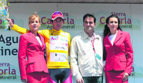 El alcalde, en el último podio de la Clásica en Collado Villalba con el ganador, Luis Pérez  (Foto: R. M. PEÑA)