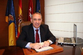 El regidor de Torrelodones, Carlos Galbeño, en su despacho (Foto: Ayto. Torrelodones)