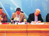 El presidente de CyE, Valentín Molinero, junto al alcalde, José Pablo González  (Foto: ARCHIVO)