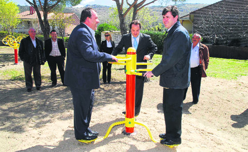 Jaime González Taboada inaugura el renovado parque municipal de Robledo de Chavela