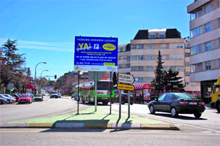 Las vallas del ‘parking’ de Honorio Lozano se suben a las medianas de la avenida Juan Carlos I de Villalba