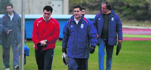 Luis Bertó, en el centro, con su preparador físico, en la Ciudad Deportiva de Villalba  (Foto: RICARDO M. PEÑA)