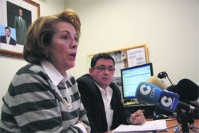 Juan Vacas, junto a la portavoz del PP, Carmen Rodríguez  (Foto: R.M.P.)