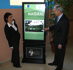 El alcalde, junto a la edil de Comunicación, comprueban el funcionamiento de la máquina (Foto: Ayto. Torrelodones)