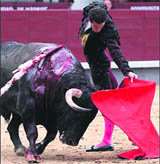 Muletazo de Andrés Palacios a su primero  (Foto: WWW.LAS-VENTAS.COM)