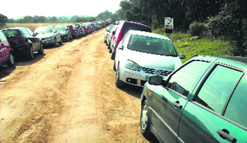 Imagen de varios coches aparcados en la vía pecuaria  (Foto: P. F. L.)