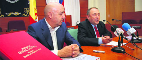 El alcalde, José María Moreno, junto al historiador Jesús Martín  (Foto: RICARDO MIGUEL PEÑA)