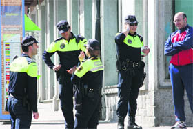 Tres policías, junto a la plaza del Ayuntamiento  (Foto: R. M. PEÑA)