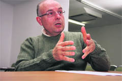 Jesús Carrasco, durante la entrevista concedida a ‘El Faro’ en la casa de cultura Alfonso X El Sabio de Guadarrama (Foto:  R. M. PEÑA)