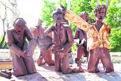 Escultura de Mariano Blázquez ‘Pardito’ sobre los fusilamientos del 3 de mayo  (Foto: RICARDO M. PEÑA)