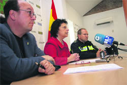 El edil de Seguridad, la alcaldesa y el jefe de la Policía Local, en rueda de prensa  (Foto: R. M. PEÑA)