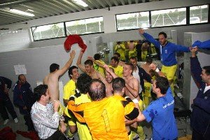 La plantilla del CUC Villalba celebra el triunfo en el vestuario (Foto: Ricardo Miguel Peña)