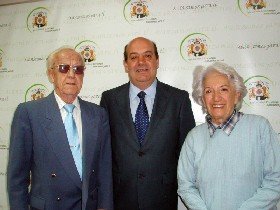 El alcalde (en el centro), junto a Manuel Fernández-Escandón y Lina Llorente (Foto: Ayto. El Escorial)