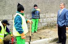 El alcalde conversa con varios obreros en las obras de la Colonia España 