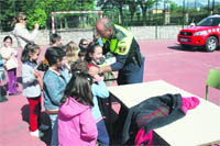 Los policías mostraron sus herramientas de trabajo a los alumnos de Los Negrales   (Foto: CEDIDA)