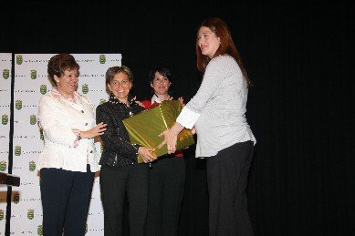 Marta Aguado recogió el premio de manos de las alcaldesas de Alpedrete y Collado Mediano (Foto: R. M. P.)