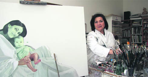 Soledad Fernández en su estudio de Collado Villalba, junto al caballete que sostiene su último trabajo  (Foto: RICARDO M. PEÑA)