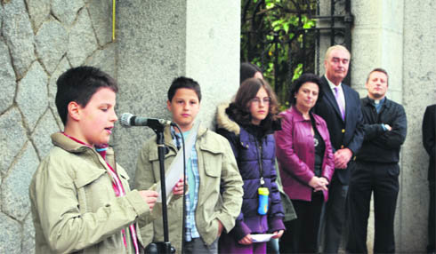 Uno de los alumnos de los institutos de Galapagar, en el acto celebrado el miércoles  (Foto:  E. P.)