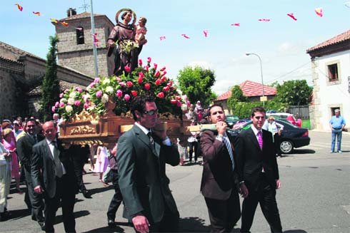 Imagen de la procesión de San Antonio, junto a la iglesia del Enebral, el pasado año  (Foto: ARCHIVO)