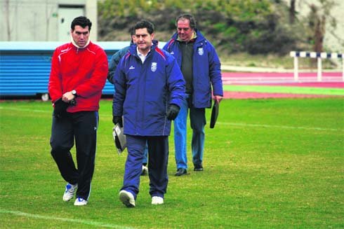 Bertó, en el centro, flanqueado por el preparador físico, Llorente, y el delegado, Juan Pedro  (Foto: EL FARO)