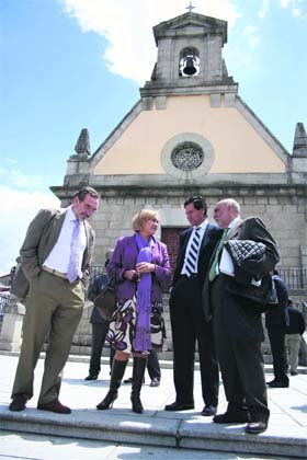 La consejera y el alcalde, junto a la iglesia (Foto: R. M. P.)